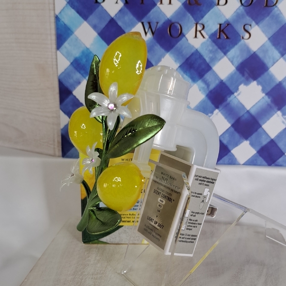 WHITE BARN WALLFLOWERS PLUG SCENT-CONTROL & REFILLS 3-PIECE HOME FRAGRANCE SET - Picture 4 of 12